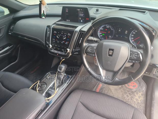 Toyota Crown 2018 Silver
