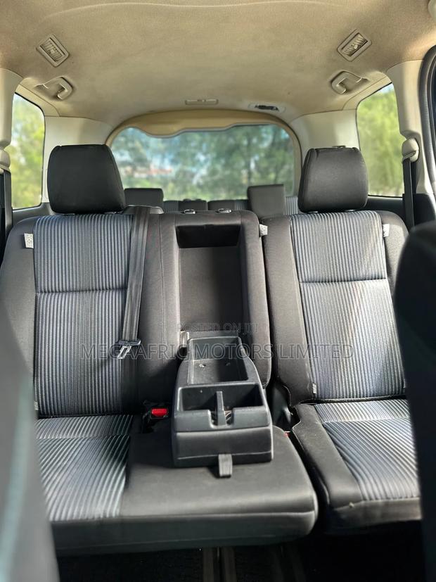 Toyota Noah 2.0 AWD (7 Seater) 2015 White