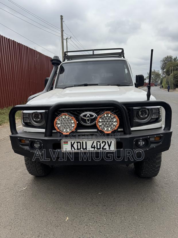 Toyota Land Cruiser 4x4 2007 White