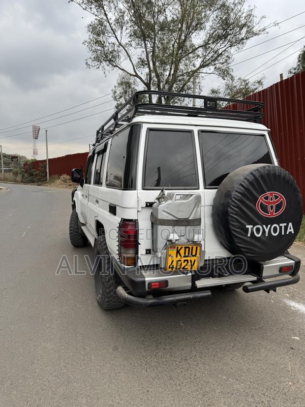 Toyota Land Cruiser 4x4 2007 White