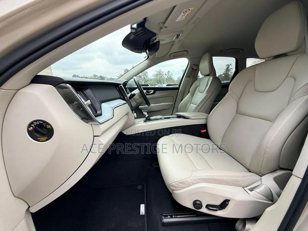 Volvo XC60 2019 Ivory