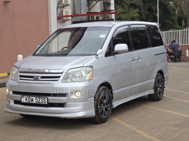 Toyota Noah 2010 Silver