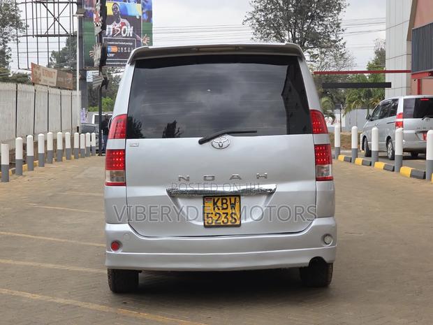 Toyota Noah 2010 Silver