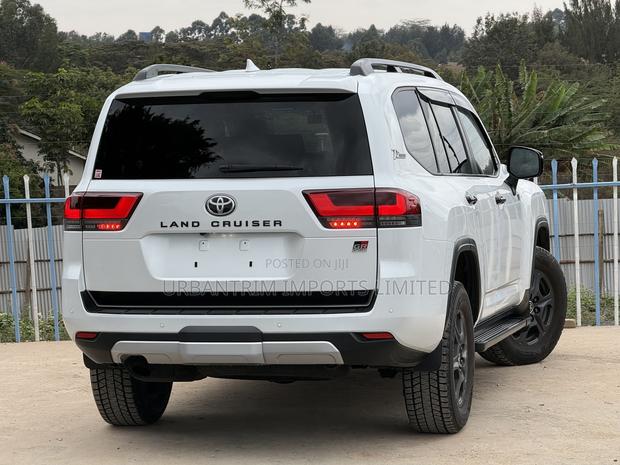 Toyota Land Cruiser LC300 2023 White