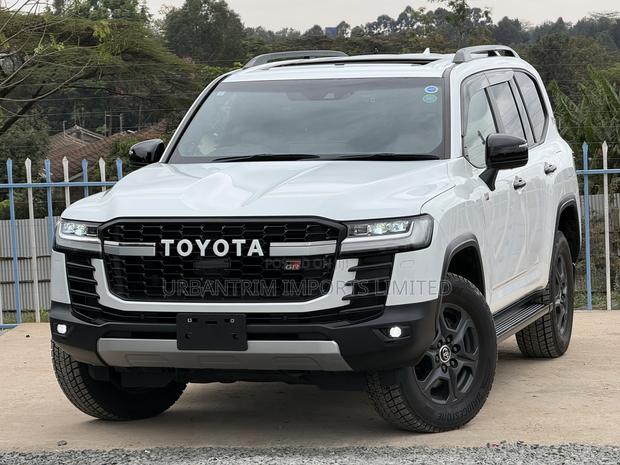 Toyota Land Cruiser LC300 2023 White