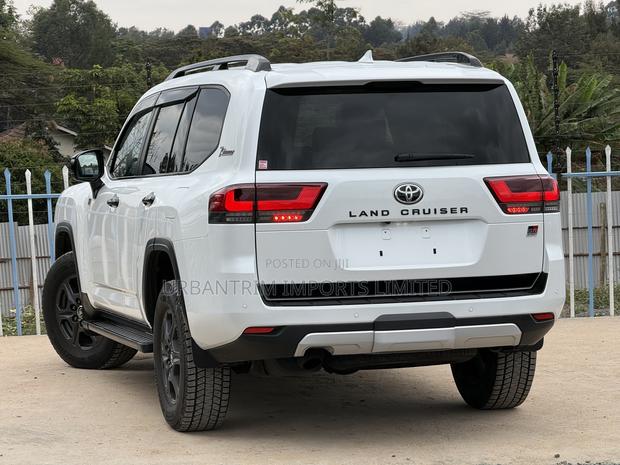 Toyota Land Cruiser LC300 2023 White