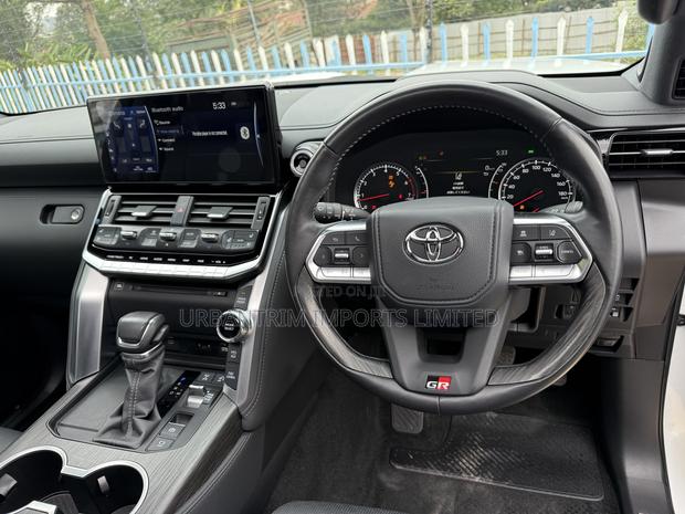 Toyota Land Cruiser LC300 2023 White