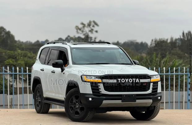 Toyota Land Cruiser LC300 2023 White