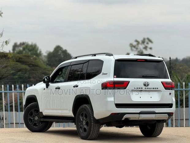 Toyota Land Cruiser LC300 2023 White