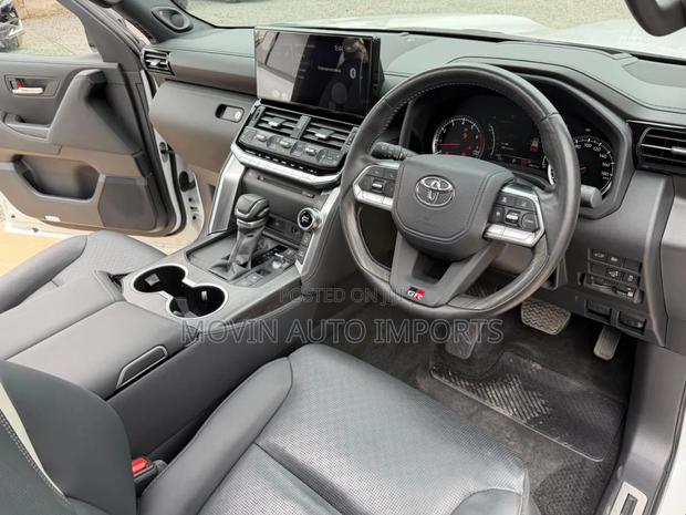Toyota Land Cruiser LC300 2023 White