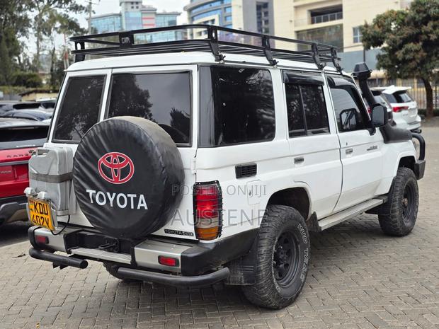 Toyota Land Cruiser 2007 White