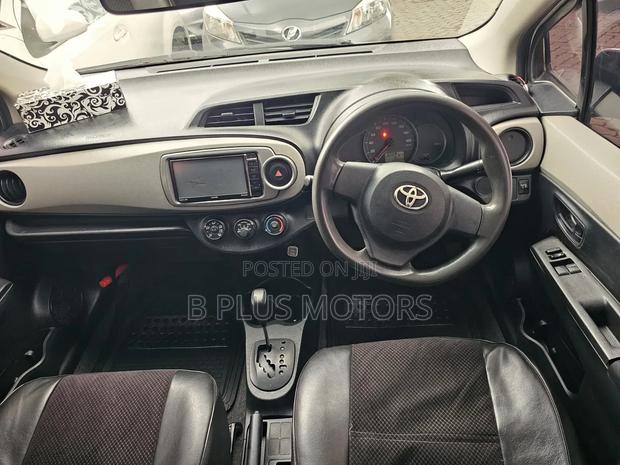 Toyota Vitz 1.0 FWD 5dr 2012 Silver