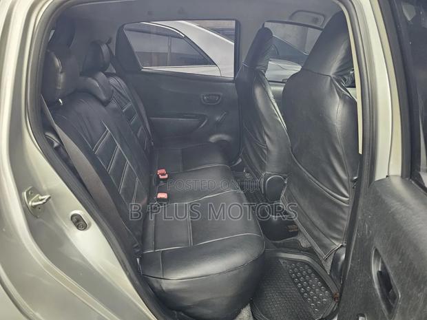 Toyota Vitz 1.0 FWD 5dr 2012 Silver