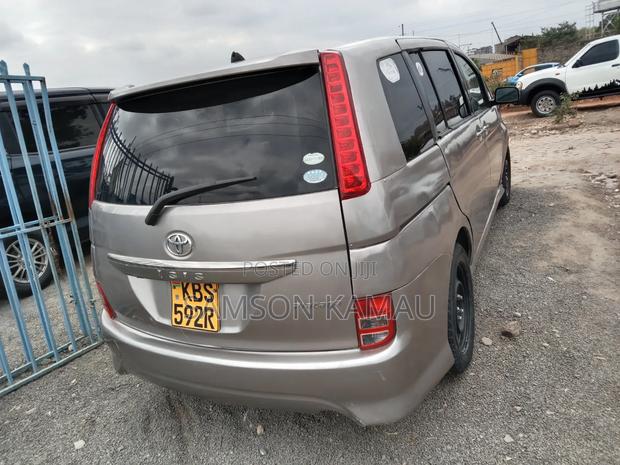 Toyota ISIS 2006 Gray