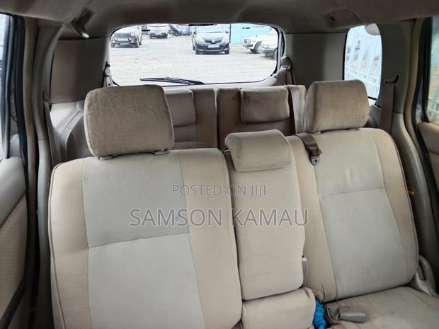 Toyota ISIS 2006 Gray