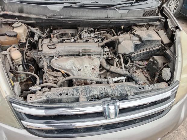 Toyota ISIS 2006 Gray