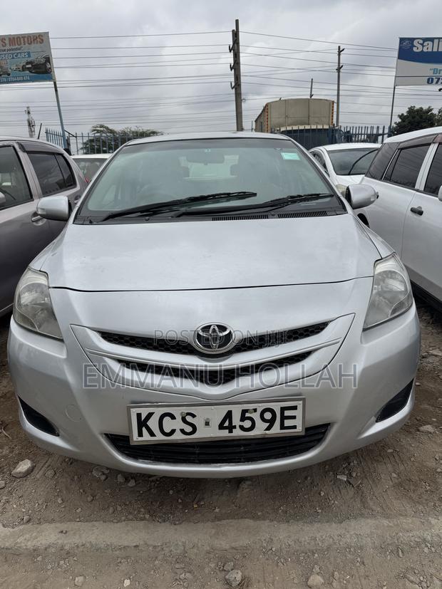 Toyota Belta 2011 Silver