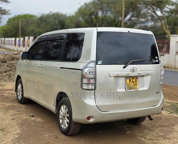 Toyota Voxy 2012 Gold