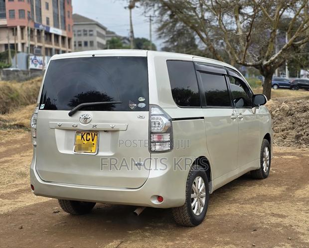 Toyota Voxy 2012 Gold