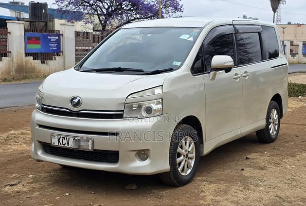 Toyota Voxy 2012 Gold