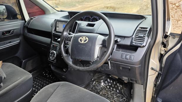 Toyota Voxy 2012 Gold