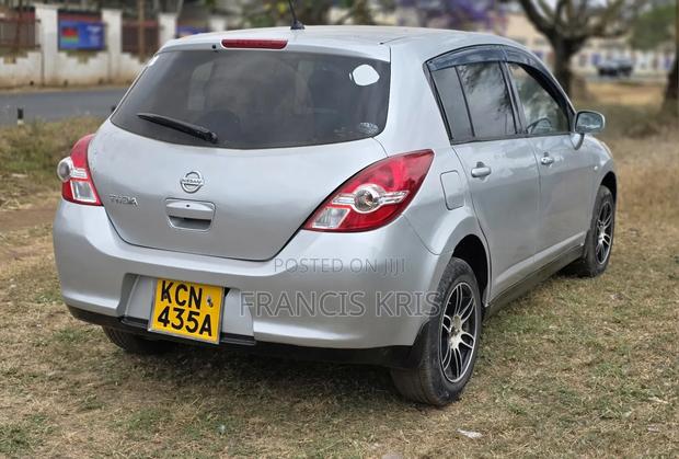 Nissan Tiida 2010 Silver