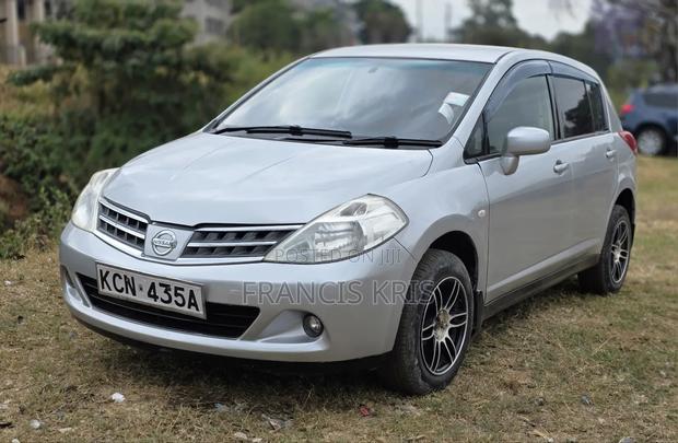 Nissan Tiida 2010 Silver