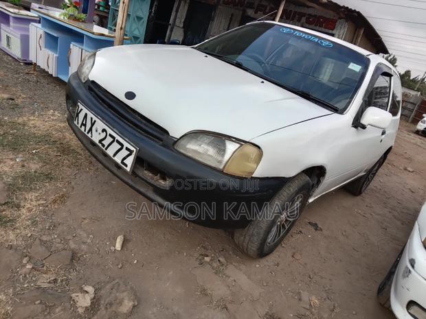 Toyota Vitz 2000 White