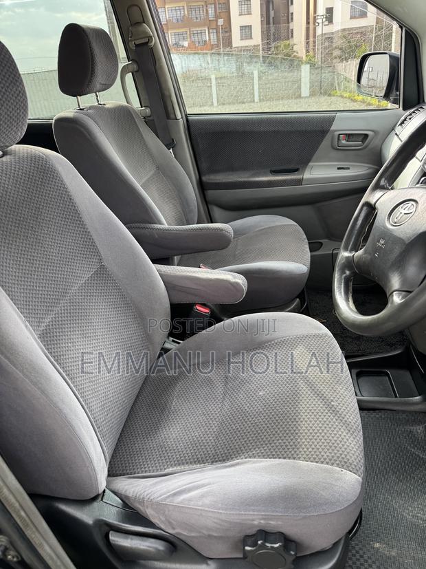Toyota Voxy X 2WD 8-Seater 2006 Black