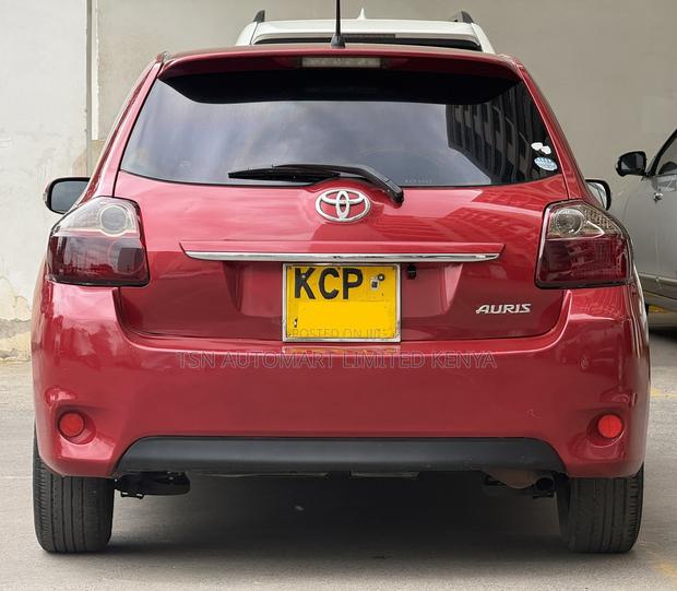 Toyota Auris 2011 Red