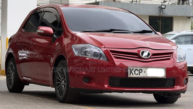 Toyota Auris 2011 Red