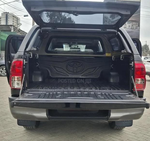 Toyota Hilux 2022 Black