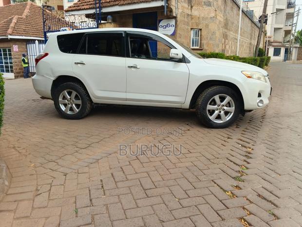 Toyota Vanguard 2010 White