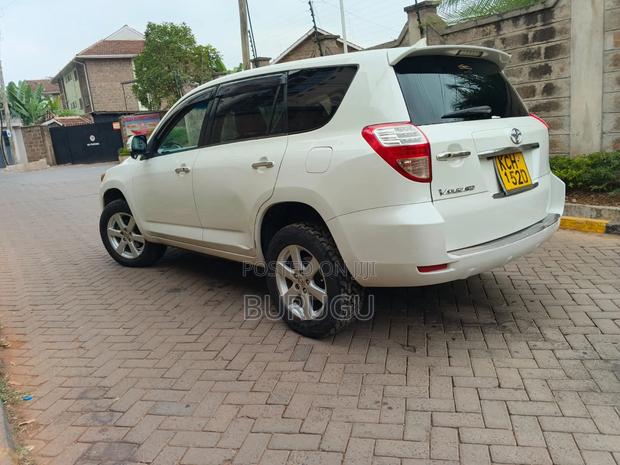 Toyota Vanguard 2010 White