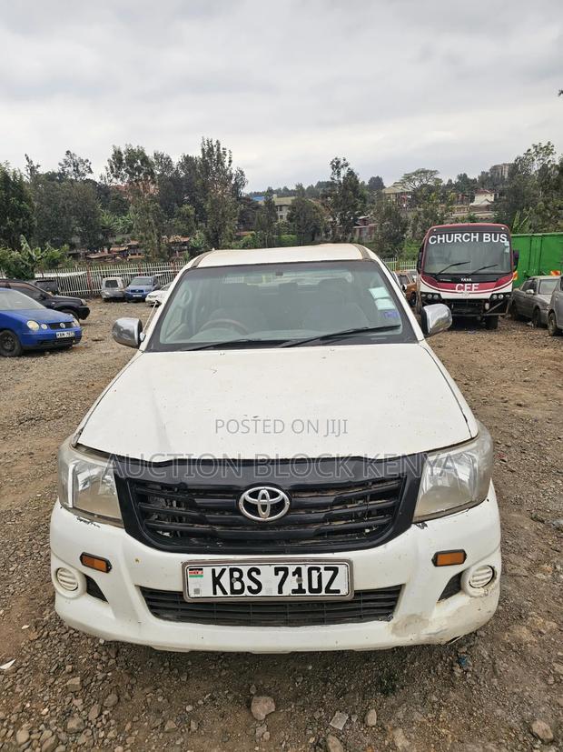 Toyota Hilux 2012 White