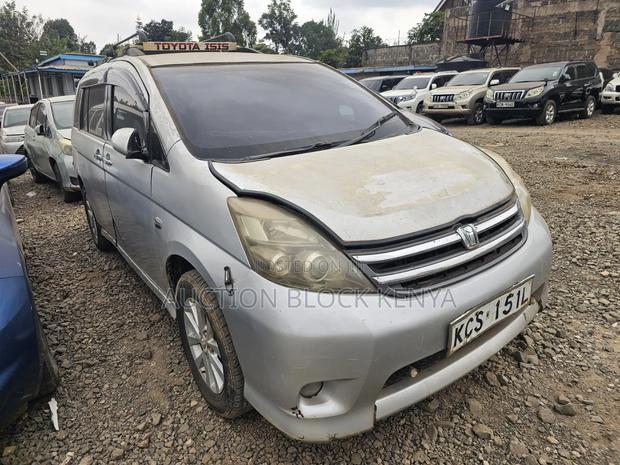 Toyota ISIS 2011 Silver