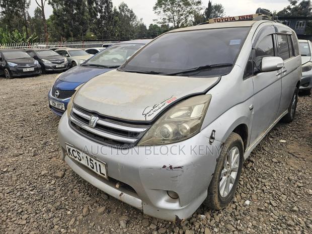 Toyota ISIS 2011 Silver