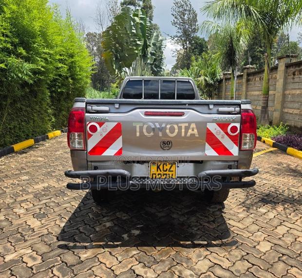 Toyota Hilux 2020 Gray