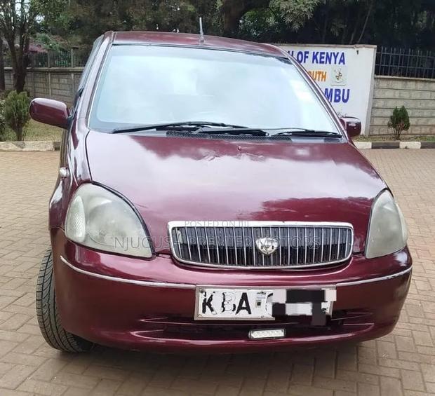 Toyota Vitz 2000 Red