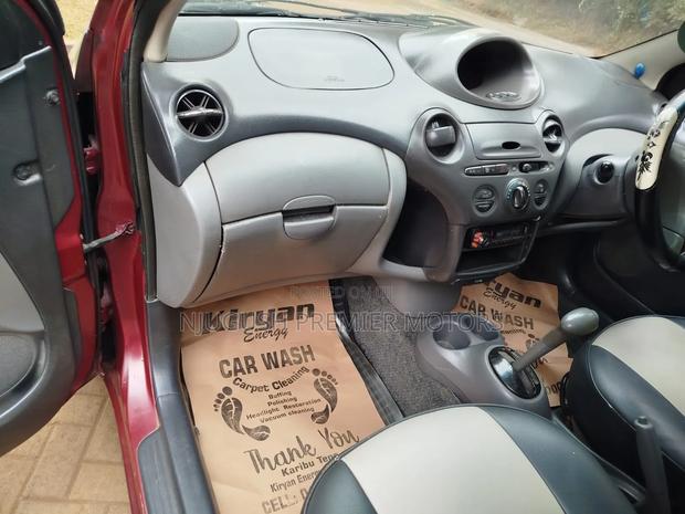 Toyota Vitz 2000 Red