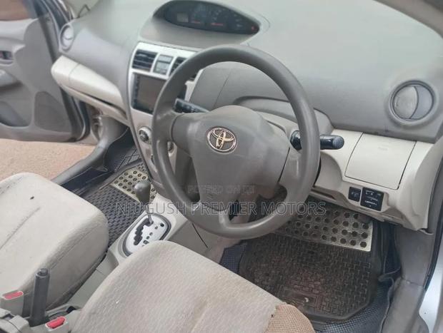 Toyota Belta 2011 Silver