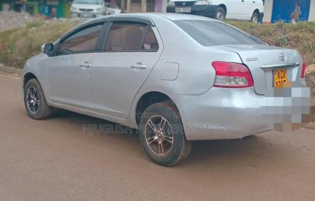 Toyota Belta 2011 Silver