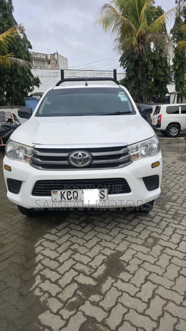 Toyota Hilux 2019 White