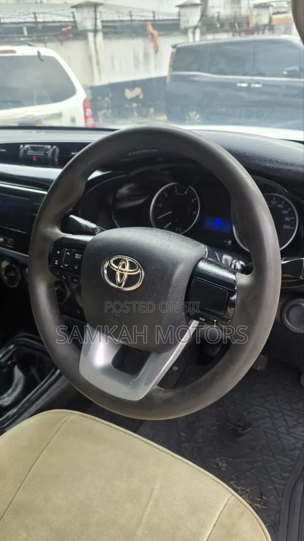 Toyota Hilux 2019 White