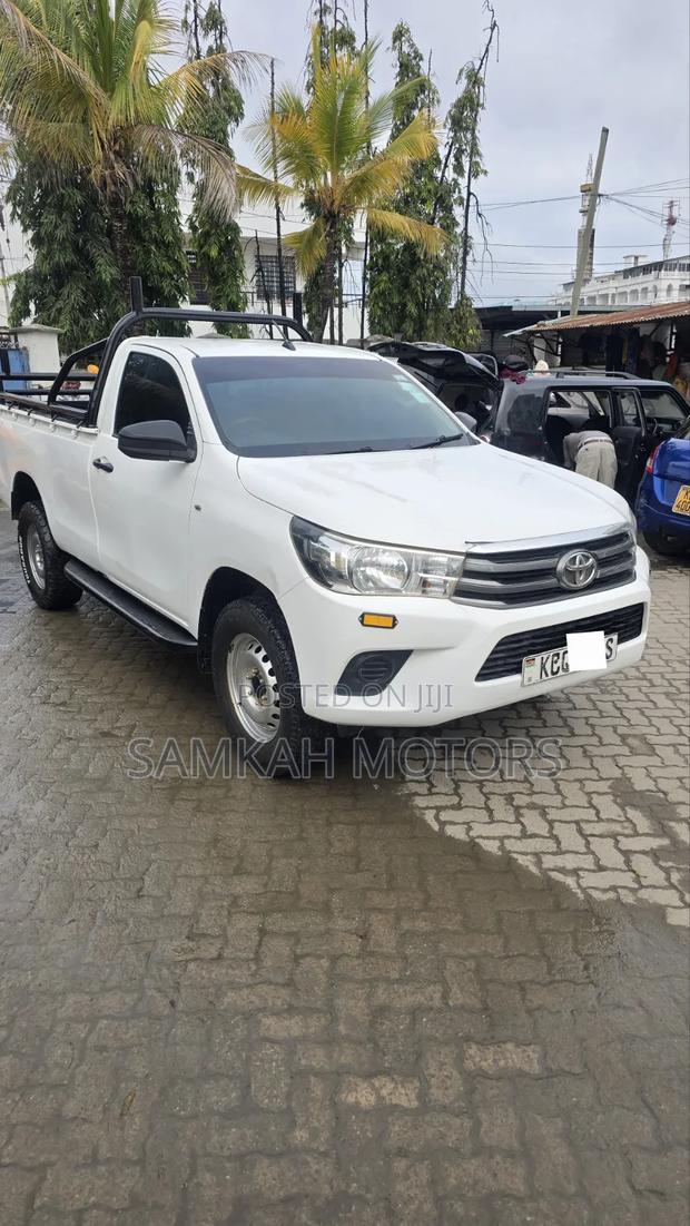 Toyota Hilux 2019 White