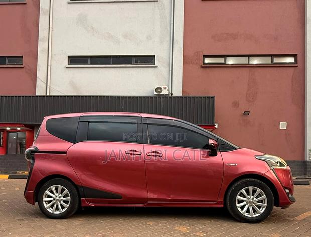 Toyota Sienta 2017 Pink