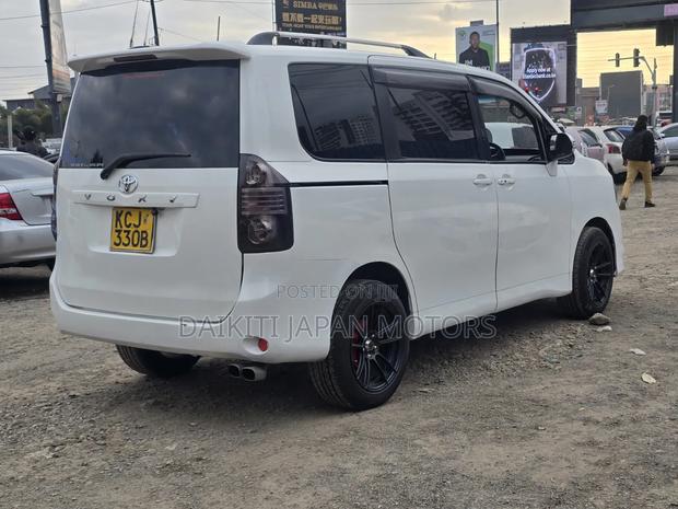 Toyota Voxy X 2WD 8-Seater 2010 White