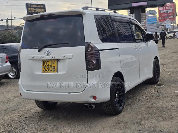 Toyota Voxy X 2WD 8-Seater 2010 White