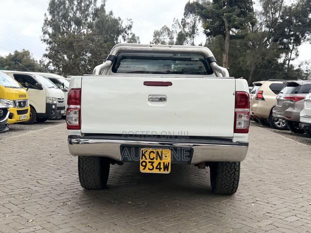 Toyota Hilux 2013 White