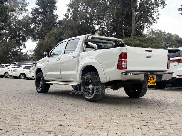 Toyota Hilux 2013 White